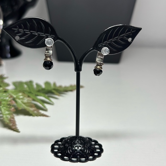 Cute Half-Moon Twisted Earrings - Picture 2 of 5